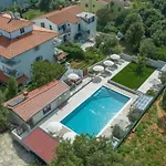 In Pjescana Uvala Mit Garten- Grill By Interhome Daire Pula