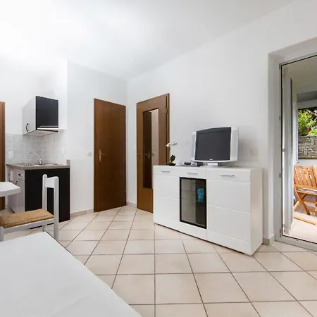 Apartmán In Pjescana Uvala Mit Garten- Grill By Interhome *