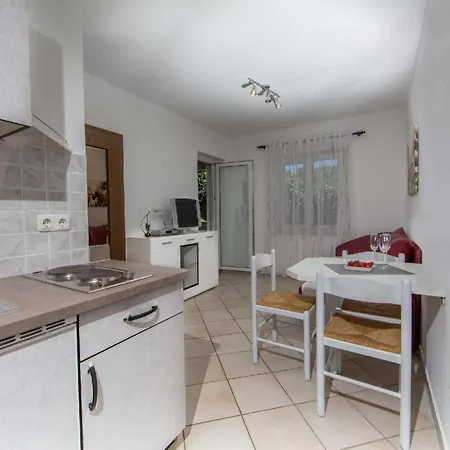 Apartmán In Pjescana Uvala Mit Garten- Grill By Interhome