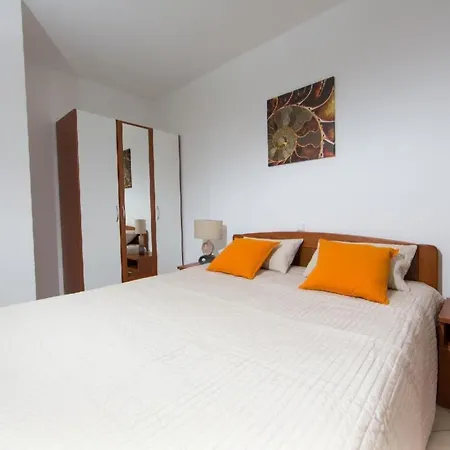 Apartmán In Pjescana Uvala Mit Garten- Grill By Interhome *
