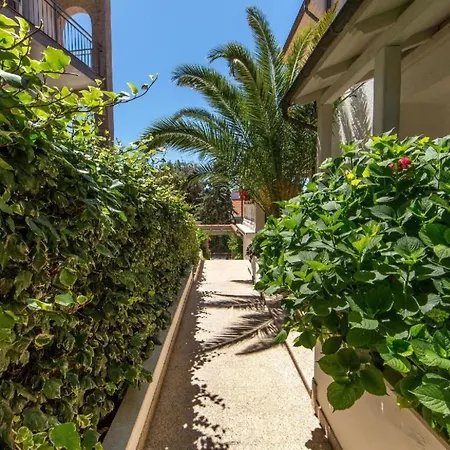 In Pjescana Uvala Mit Garten- Grill By Interhome * פולה