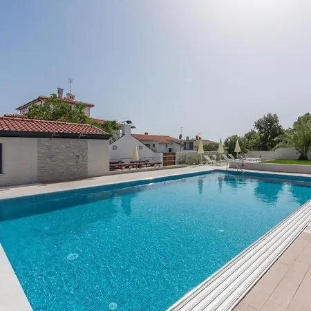 In Pjescana Uvala Mit Garten- Grill By Interhome דירה פולה
