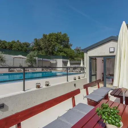 In Pjescana Uvala Mit Garten- Grill By Interhome פולה