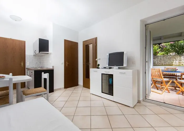 Apartmán In Pjescana Uvala Mit Garten- Grill By Interhome *