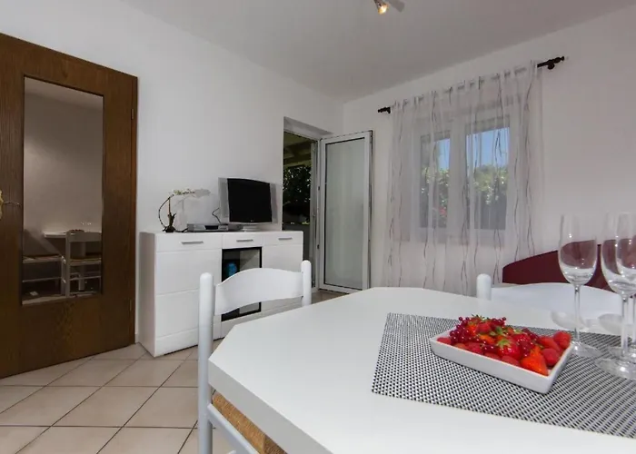 Apartmán In Pjescana Uvala Mit Garten- Grill By Interhome Pula