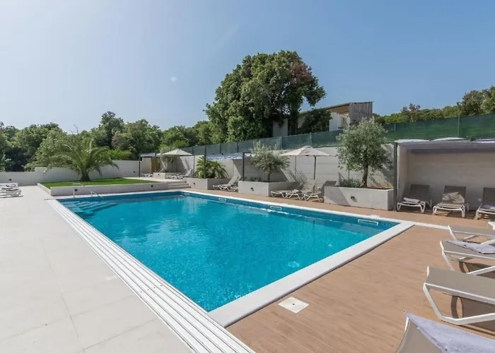Apartmán In Pjescana Uvala Mit Garten- Grill By Interhome