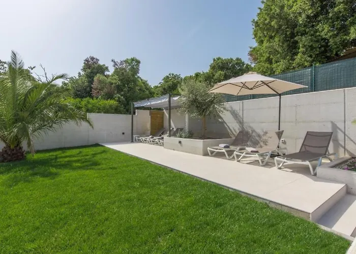 Apartmán In Pjescana Uvala Mit Garten- Grill By Interhome