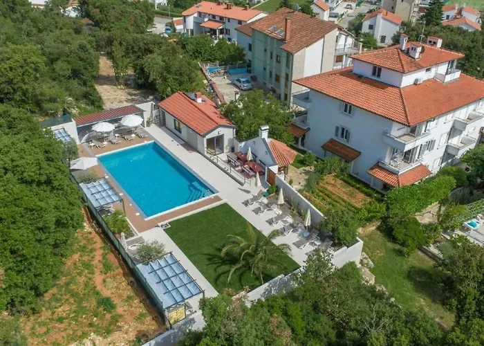 Apartmán In Pjescana Uvala Mit Garten- Grill By Interhome
